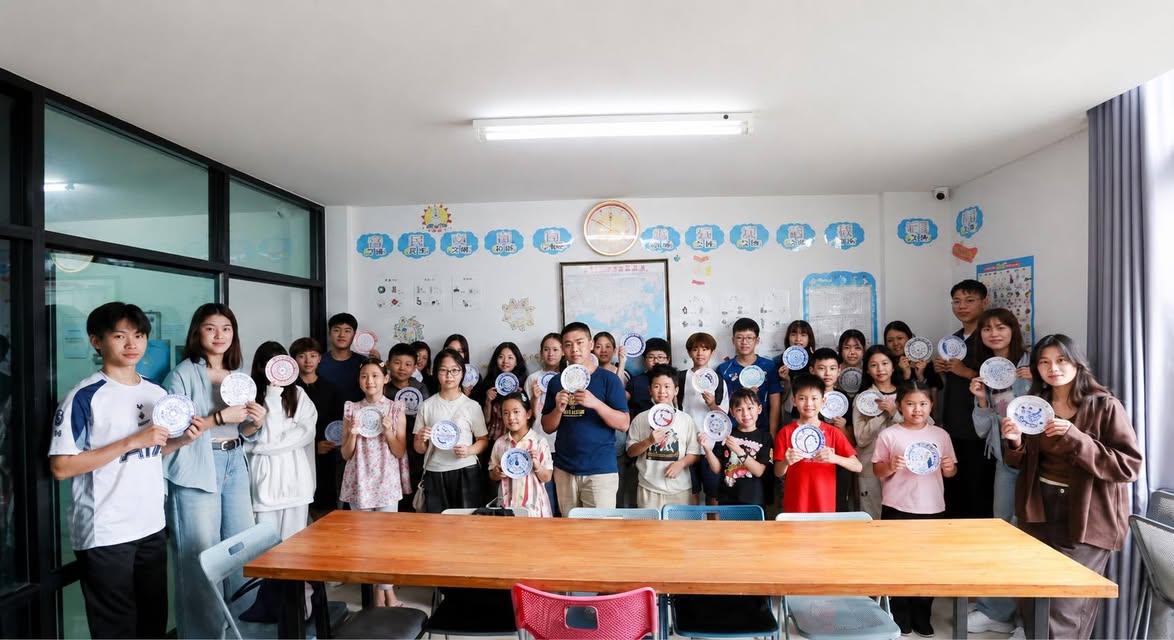 นักเรียนและครูของโรงเรียนภาษาฮุ่ยจง