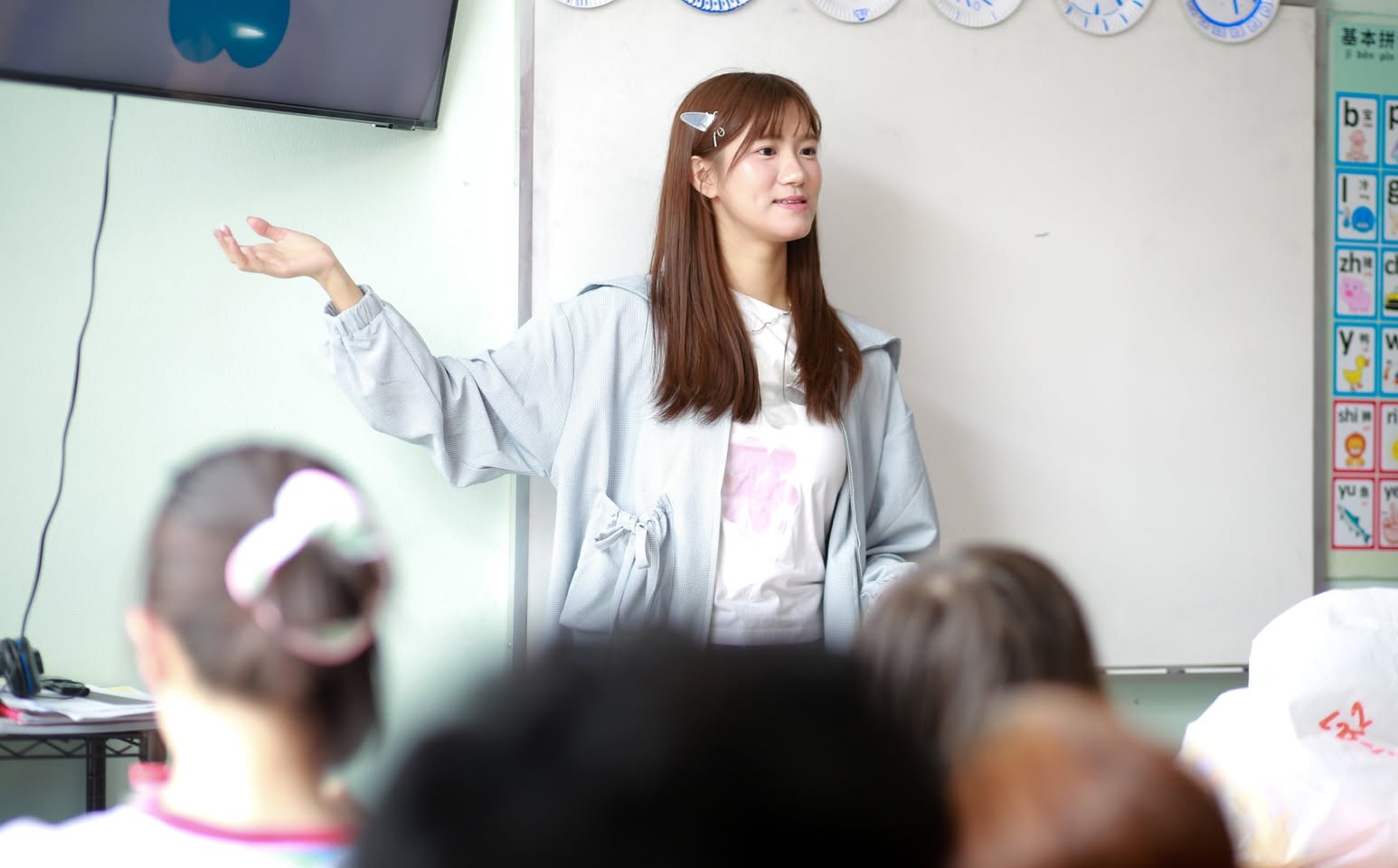 ครูสอนภาษาจีนในห้องเรียน